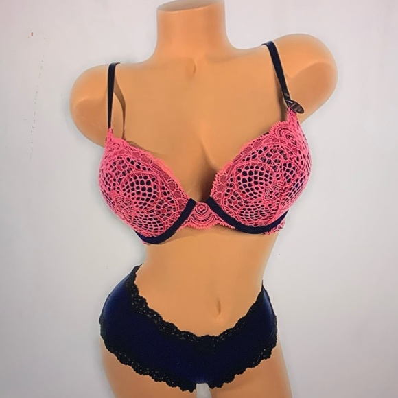 Victoria’s Secret 32D m bombshell bra set